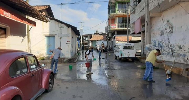 Se unen ciudadanos y gobierno municipal para higienizar calles y comercios en Atoyac 