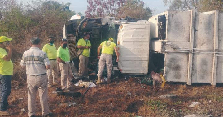Vuelca camión de la basura del municipio de Tecpan; se habla de un trabajador muerto