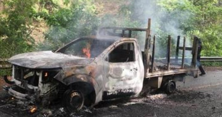 Pierden la vidas dos personas tras emboscada e incendio de camioneta en sierra de Zihuatanejo