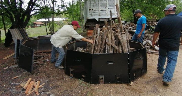 Ponen en marcha proyecto sustentable para producir carbón en la sierra de Tecpan 