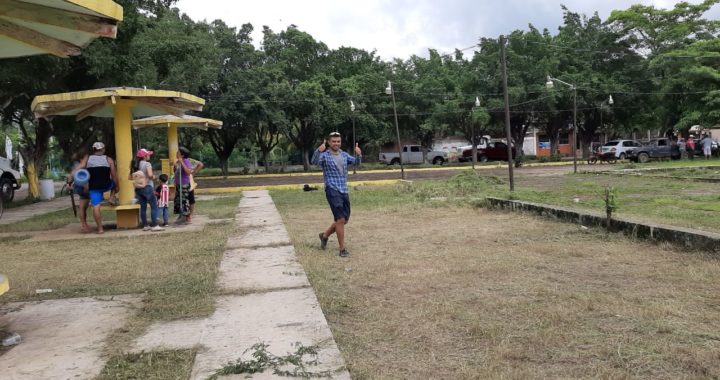 Se organizan y limpian parque público en Papanoa para cambiar la mala imagen 