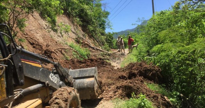 Gobierno de La Unión abre paso en carretera que comunica a Casas Viejas