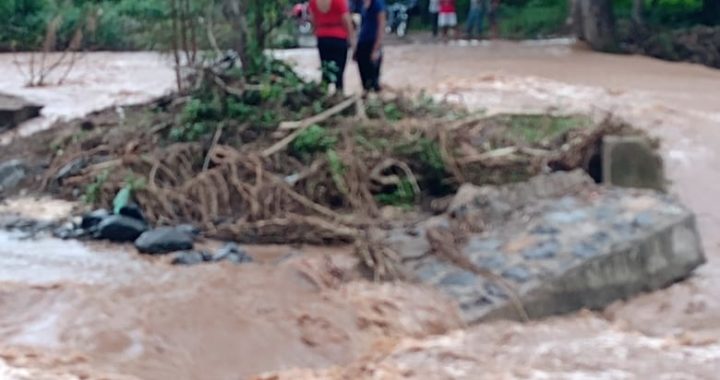 Rescatan a tres ciclistas que estuvieron a punto de ser tragados por Río en “El Venado” en Petatlan 