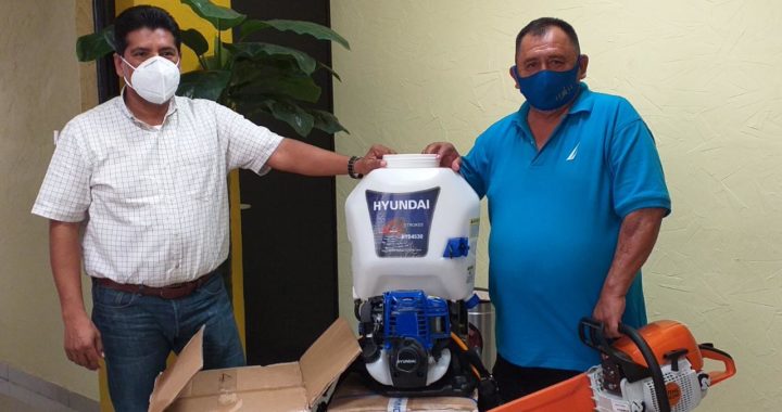 Alcalde Crescencio Reyes entrega equipo y material para limpieza de espacios públicos