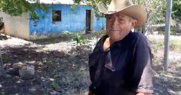 Toda una vida la de don Saúl dedicada a la venta de raspados de hielo en Santa Rosa, municipio de Tecpan 