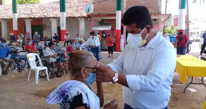 Presidente Crescencio Reyes entrega lentes graduados y aparatos para movilidad asistida 