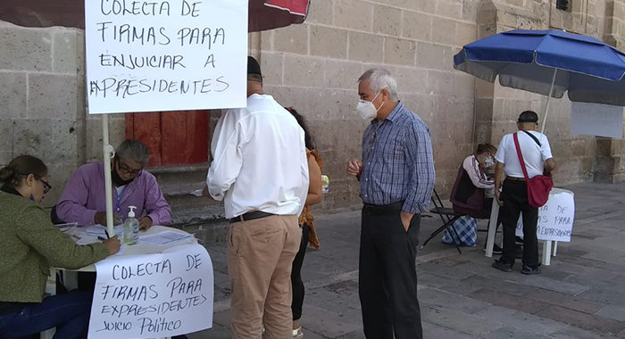 Junto a Catedral, recaban firmas para enjuiciar a expresidentes de México