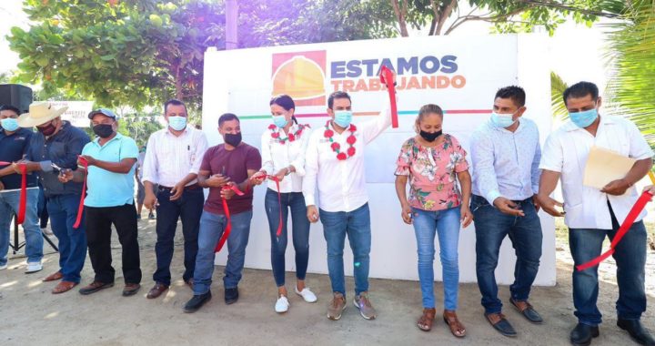 Gobierno municipal entrega dos obras de electrificación a Los Achotes