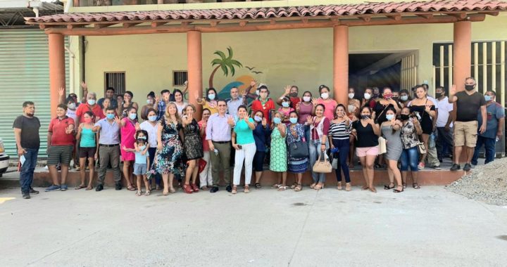 *GUSTAVO GARCIA BELLO, EX PRESIDENTE MUNICIPAL, SE REÚNE CON LIDERES DE LA ZONA URBANA DE ZIHUATANEJO.*