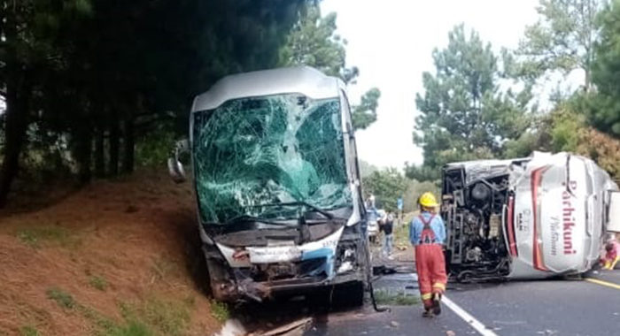 Chocan dos autobuses en carretera a Zirahuén; reportan más de 40 lesionados