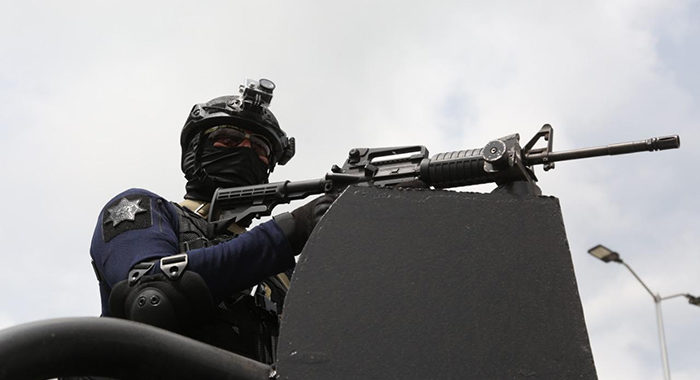 Detienen a 13 personas que agredieron a policías en Tuxpan y les aseguran 3 vehículos