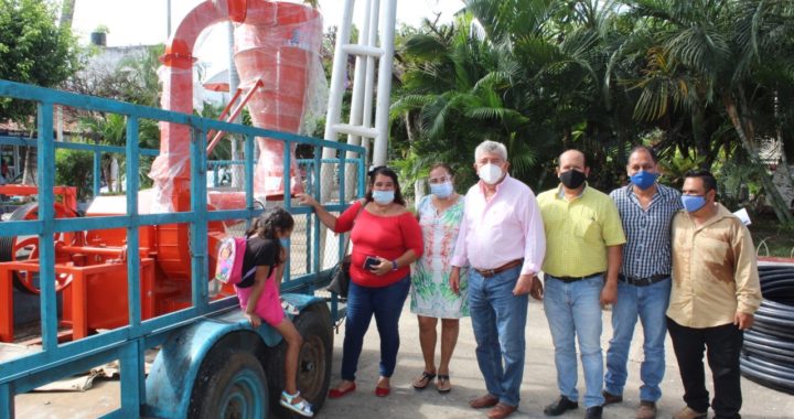 ALCALDE ESTEBAN CÁRDENAS ENTREGA EQUIPAMIENTO DE INFRAESTRUCTURA AGRÍCOLA.