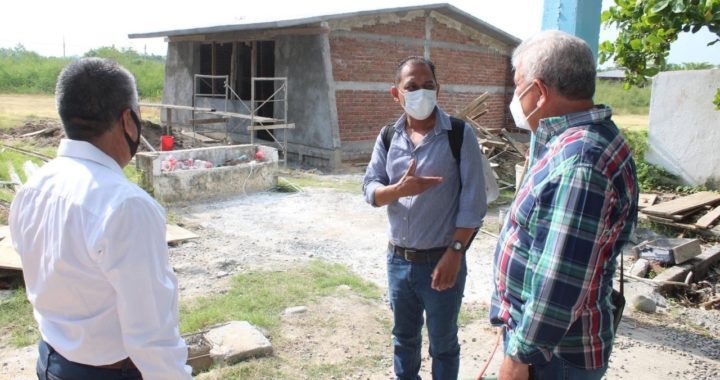 EL PRESIDENTE MUNICIPAL DEL PETATLÁN, SUPERVISA LA CONSTRUCCIÓN DE AULAS. 