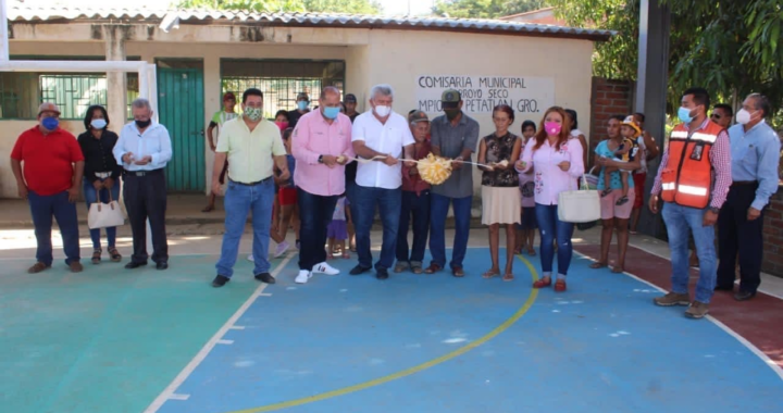 Inaugura Esteban cárdenas de cancha de usos múltiples en la comunidad de arroyo seco. 