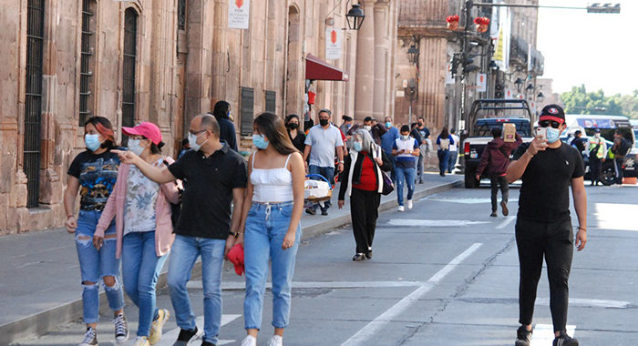 Agarran parejo: Obligan a pequeños negocios a cerrar a las 7; deberían dispersar a la gente del centro, reclaman