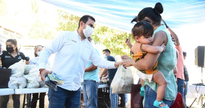 Gobierno que preside Jorge Sánchez cierra el año apoyando a más familias de Zihuatanejo.