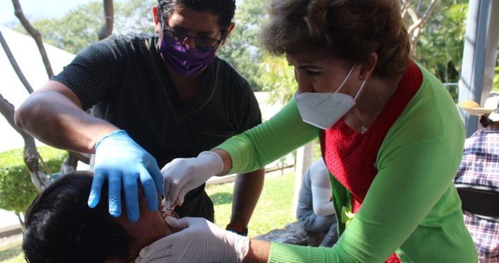 ENTREGA MERCEDES CALVO APARATOS AUDITIVOS Y PRÓTESIS DENTALES A ADULTOS MAYORES