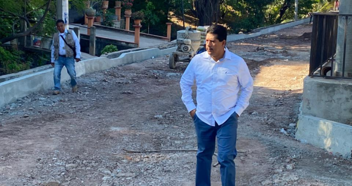 Presidente Crescencio Reyes supervisa obra en cabecera municipal