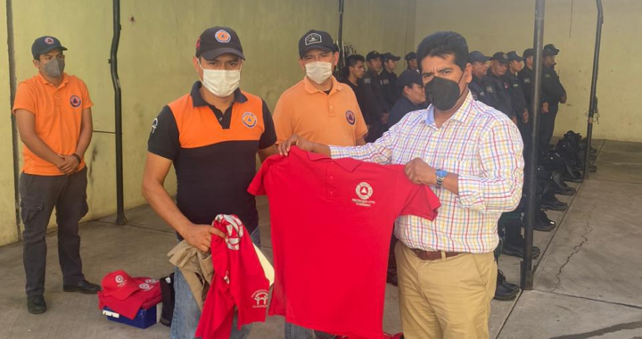 Presidente Crescencio Reyes entrega uniformes a Policía, Protección Civil y Tránsito Municipal