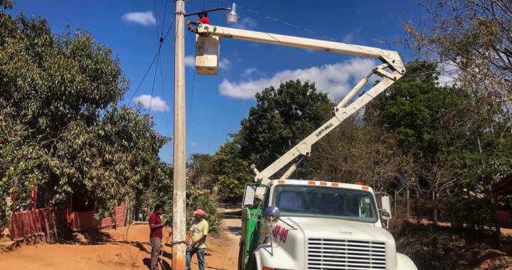 ATENDIDO EN SU TOTALIDAD, EL TEMA DE LUMINARIAS, EN LA CABECERA DE PETATLÁN: ESTEBAN CÁRDENAS.