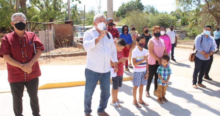 INAUGURA OTRA CALLE MÁS, EL PRESIDENTE ESTEBAN CÁRDENAS, EN LA CABECERA MUNICIPAL DE PETATLÁN
