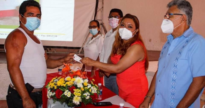 Entrega de llaves del programa “Un cuarto más” en Petatlán. 