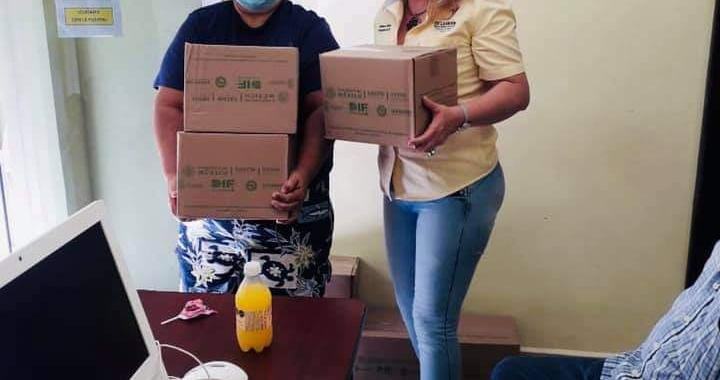 DIF Municipal entrega silla de ruedas y paquetes alimentarios en La Unión