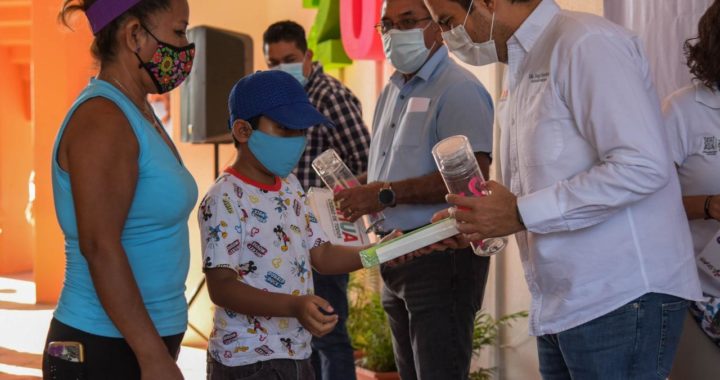 Presidente Jorge Sánchez entrega tabletas electrónicas del programa “Todos Conectados”