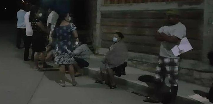 Llegan a vacunarse contra COVID-19 en Tecpan desde la media noche