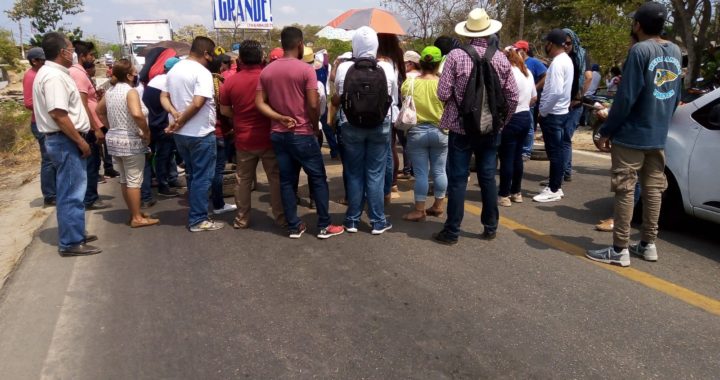 Bloquean maestros carretera federal Acapulco-Zihuatanejo