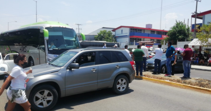 Protestan maestros en Atoyac y cierran el bulevar por no recibir la vacuna anticovid-19