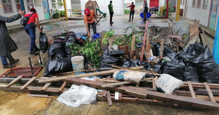Padres de familia y maestros realizan limpieza en instituciones educativas; Servicios Públicos ayuda con el retiro de desechos. 