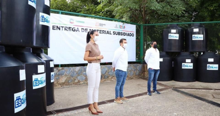 Jorge Sánchez Allec y esposa entregan más apoyos subsidiados a familias