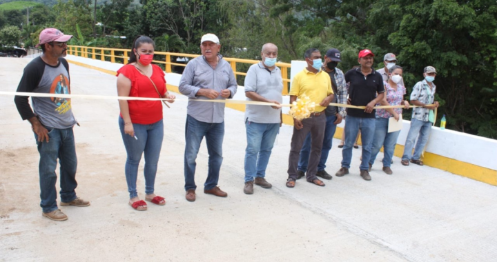 Inaugura el Alcalde Esteban Cárdenas, el  puente en la comunidad de “Ocote de Peregrino”, una de las rutas más importantes de la sierra de Petatlán. 