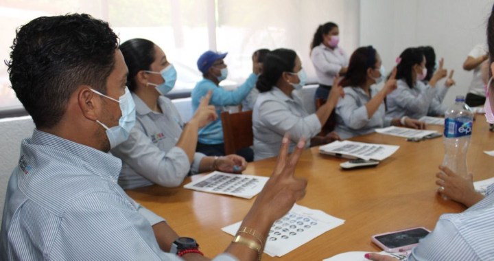 Personal de CAPAZ se capacita en Lenguaje de Señas Mexicanas
