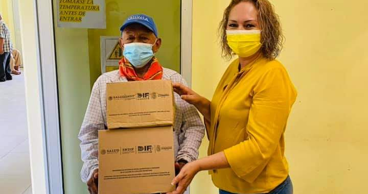 Equipo DIF entrega apoyo alimentario a jefas de familia