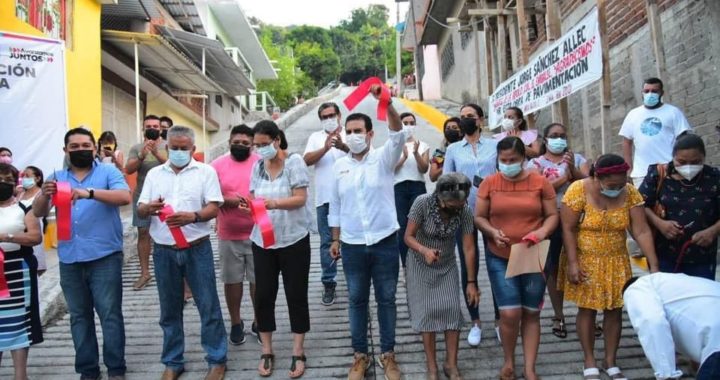 Presidente Jorge Sánchez entrega calle pavimentada y más iluminada en El Embalse