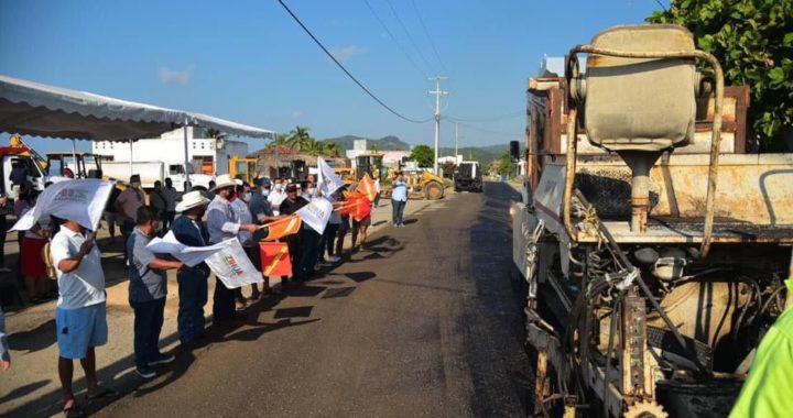 Gobierno que preside Jorge Sánchez Allec inicia pavimentación de calle principal de playa Larga