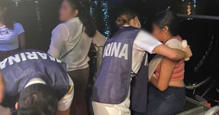 MARINA LOGRA RESCATE DE CUATRO PERSONAS DE EMBARCACIÓN HUNDIDA DURANTE EL DESFILE NOCTURNO EN BAHÍA DE ZIHUATANEJO