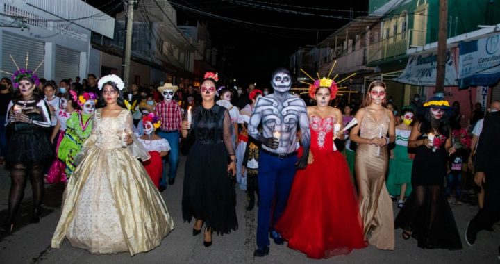Resurge noche de muertos en Petatlán*