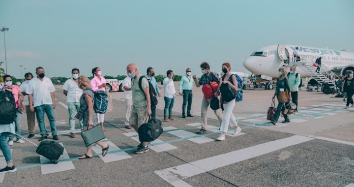Presidente Jorge Sánchez da bienvenida a vuelo proveniente de Canadá