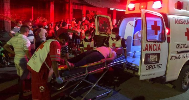 Chocan dos mujeres en motocicleta con camioneta estacionada en Atoyac