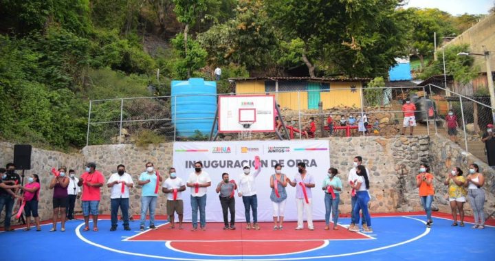 Presidente Jorge Sánchez Allec inaugura 3 obras en colonias de Zihuatanejo