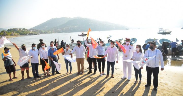 Presidente Jorge Sánchez Allec da banderazo de salida a embarcaciones como parte del Programa de Limpieza del Fondo de la Bahía.