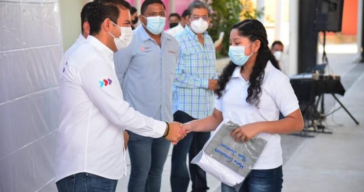 Presidente Jorge Sánchez Allec encabeza nueva entrega de uniformes a más de 600 alumnos de secundaria