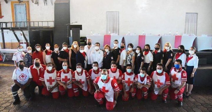 Asiste Presidente Jorge Sánchez a toma de protesta de nuevo Consejo de Cruz Roja Zihuatanejo