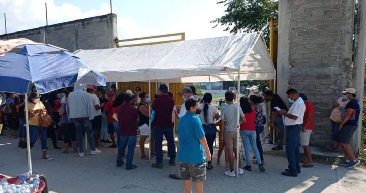 Se quejan por mala organización en vacunación de adultos mayores en Atoyac
