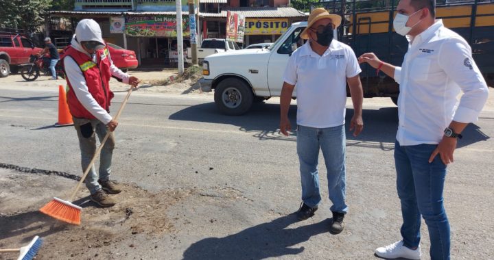 Supervisa Yasir programa de bacheo en calle principal de Tecpan