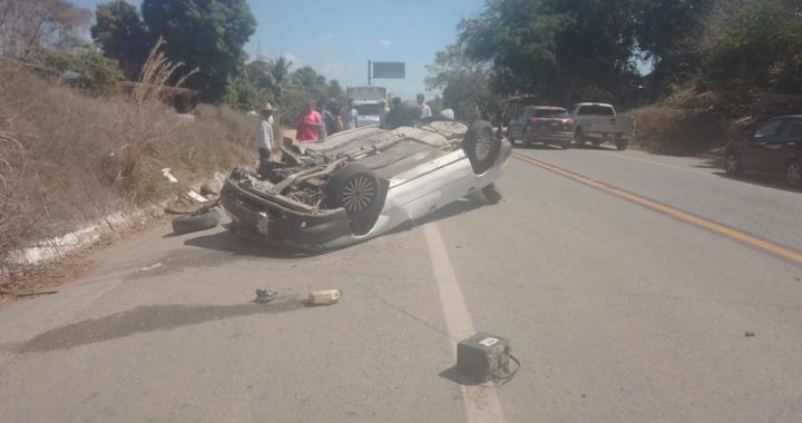 Vuelca automóvil en el municipio de Tecpan de Galeana