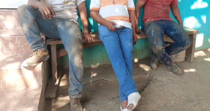 Denuncian trabajadores de aserradero en Tecpan, agresiones de policías estatales